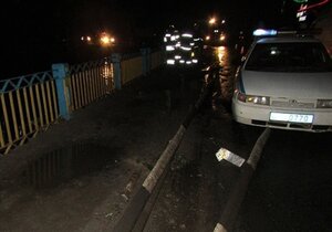 На Хмельниччині п'яний водій втікаючи від поліції, впав з моста (фото)