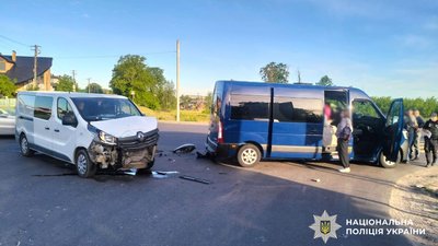 На Львівщині зіткнулися два мікроавтобуси