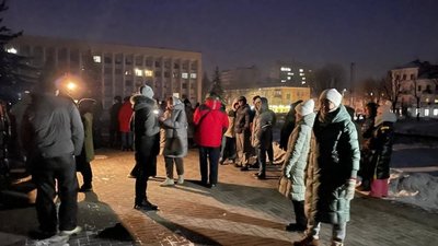 У Хмельницькому під час протесту через відключення світла затримали чоловіка, який погрожував гранатою