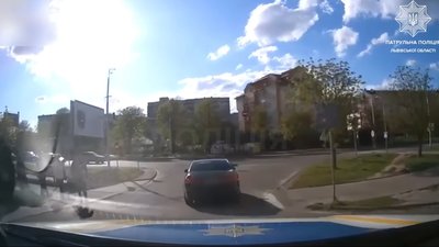 У Львові водій Hyundai Sonata зухвало порушив ПДР прямо перед службовим авто поліції і був покараний за це (ВІДЕО)