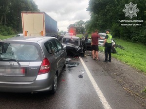 Через потрійну ДТП на "Київ–Чоп" організували реверсний рух (ФОТО)