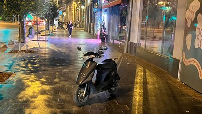 У центрі Львова скутерист збив жінку на тротуарі (ФОТО)