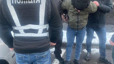 Львів’янин пропонував за 13 тисяч доларів працевлаштування в ІТ-компанію з можливістю бронювання і виїзду за кордон (ФОТО)