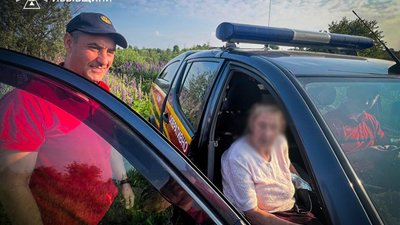 Надзвичайники Львівщини відшукали знесилену бабусю, яка провела ніч у хащах