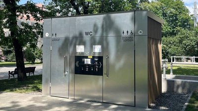 У центрі Львова невідомі нищать обладнання і сантехніку інклюзивної громадської вбиральні (ВІДЕО)