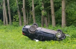 Раптово стало погано: на Львівщині автомобіль з’їхав у кювет (ФОТО,ВІДЕО)