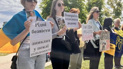 У Шептицькому рідні безвісти зниклих та полонених захисників організували мовчазну акцію