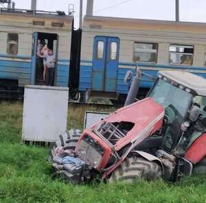 У Дрогобицькому районі трактор зіштовхнувся з потягом (фото)