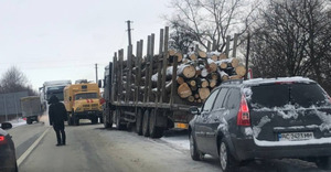 На перетині доріг "Львів–Трускавець" лісовоз застряг на слизькій дорозі й заблокував рух (ФОТО)