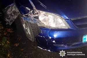 Фото: Поліція Рівненської області. Пошкоджена передня частина автомобіля Honda Civic після ДТП.