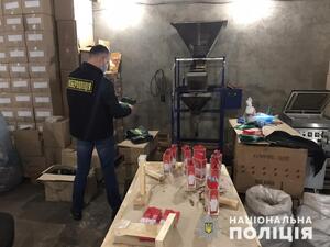 Улюблена кава та солодощі: на Львівщині підробляли відомі бренди продуктів (фото, відео)