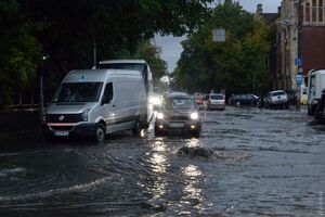 Потужна злива затопила Одесу (фото, відео)