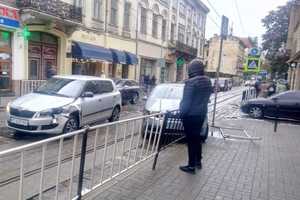 У центрі Львова легковик зніс частину огорожі, утворився затор (фото)