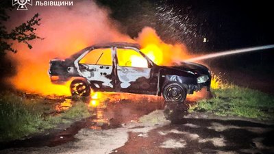 Вночі у Львівській області повністю згорів автомобіль