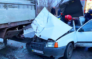 На Львівщині сталася ДТП: рятувальники деблокували людину