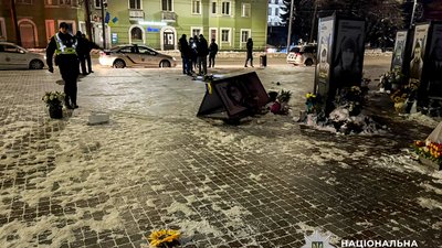 У Рівному жінка перекинула портрети загиблих Героїв