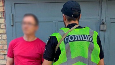 У Києві чоловік погрожував перехожому автоматом через музику