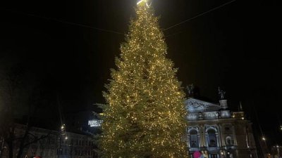 У центрі Львова засвітили головну ялинку