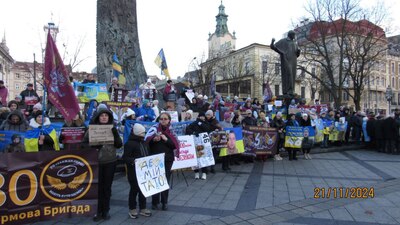 У центрі Львова відбувається акція на підтримку військовополонених десантників та усіх Героїв (ФОТО/ВІДЕО)