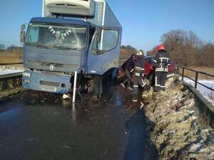 Львівський район: надзвичайники ліквідували наслідки ДТП, де травмовано 3 людей (фото)