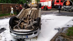 У Львові внаслідок ДТП перекинувся автомобіль (фото, відео)