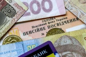 Українцям повідомили, чи буде виплачуватися пенсія у разі переїзду за кордон