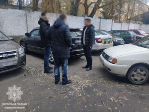 Патрульні знайшли водія, який стріляв посеред вулиці (фото)