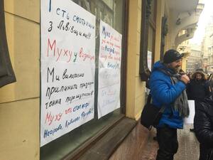 «Нагодувати» грошима: акція протесту проти "заробітчан" на Львівській митниці (фото, відео)