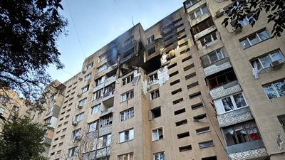 Російська атака вночі пошкодила багатоповерхівку в Одесі: є постраждалі