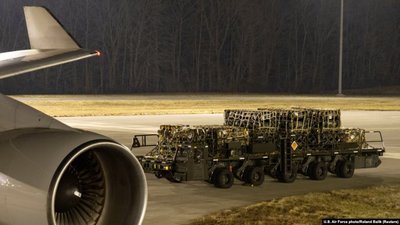 Частина військової допомоги від США була зупинена вже на шляху до України