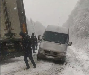 Між Стриєм та Дрогобичем через ДТП заблоковано рух транспорту (ВІДЕО)