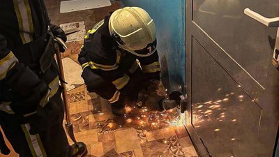 У Новому Роздолі врятували пенсіонера, який не міг відчинити двері