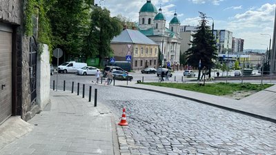 Львів'янин за кермом автомобіля виїхав на тротуар і збив жінку
