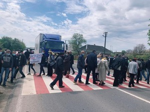 Обурені люди перекрили дорогу "Мукачево–Івано-Франківськ–Львів"