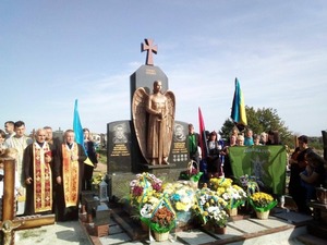 На Львівщині відкрили пам’ятну стеллу на могилах Новітніх Героїв (фото)