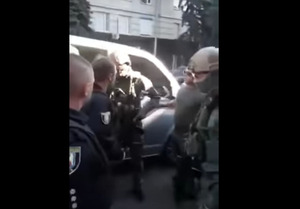 Бійка поліції зі спецназом під будівлею САП у Києві (відео)