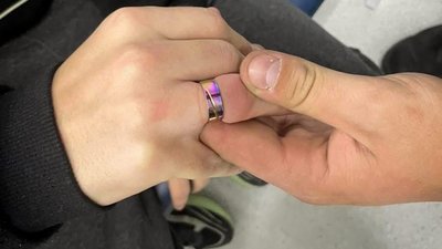 У Львові рятувальники допмогли 15-річному юнаку, який став заручником прикраси (ВІДЕО)