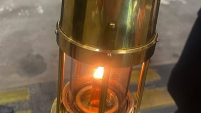 Благодатний вогонь прибув в Україну: прикордонники першими зустріли святиню на Великдень (ФОТО)