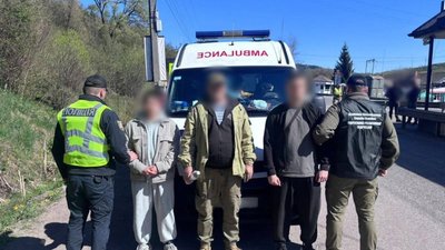 На Закарпатті затримали водія «швидкої», який перевозив чоловіків до кордону