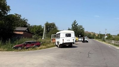 На Львівщині зіткнулися автобус і легковик