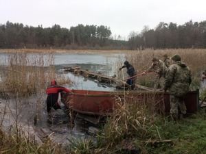 На Львівщині з озера дістали тіла двох військовослужбовців (фото, відео)