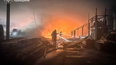 На Львівщині сталася пожежа на території деревообробного підприємства