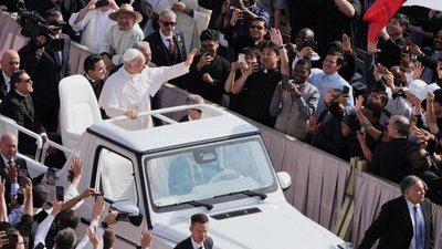 Зеленський з дружиною прибули у Ватикан на інтронізацію Папи Римського Лева XIV (ФОТО)