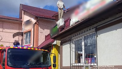 На Тернопільщині поліцейські врятували чоловіка, який погрожував стрибнути з даху