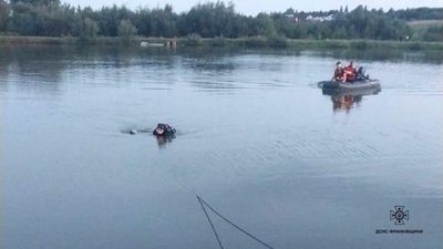 На Прикарпатті в озері потонув підліток