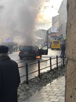 У центрі Львова, під час руху, загорівся легковик (фото, відео)