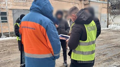 У Києві затримали посадовця Київтеплоенерго через падіння дівчини в яму з окропом