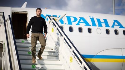 У літак Зеленського ледве не врізався дрон