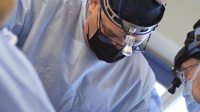 У львівській лікарні чоловікові з третьою стадією раку рота видалили пухлину