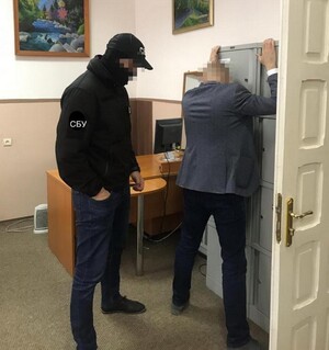 Є гроші, є залік: на Закарпатті затримали доцента вищого навчального закладу за систематичне вимагання хабарів (фото)